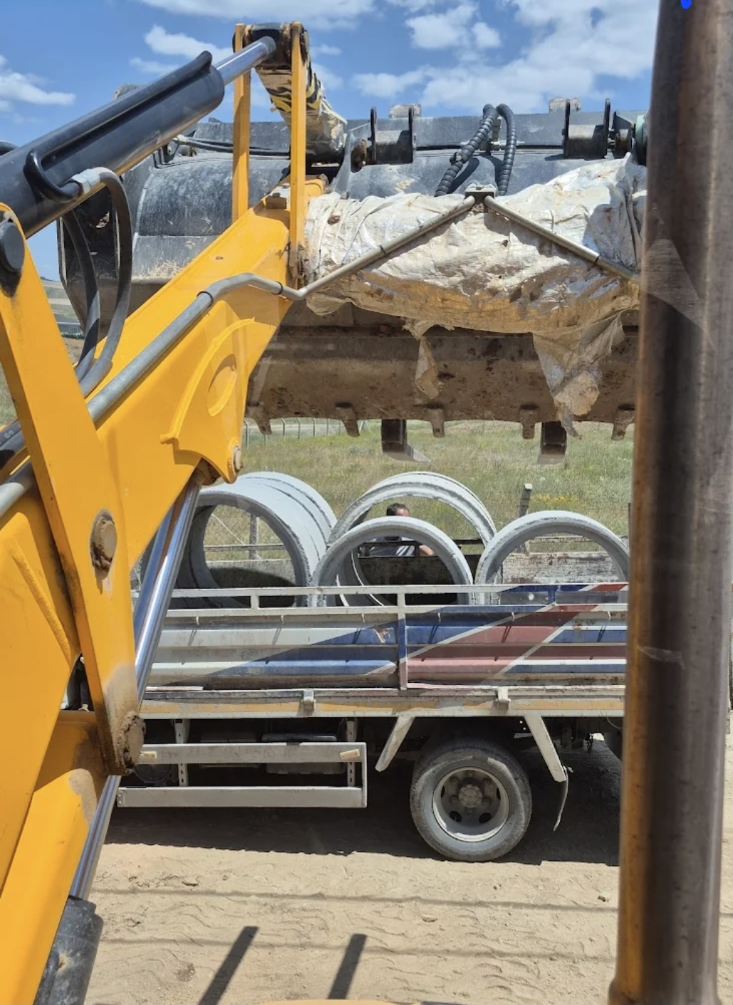 Malzeme yükleme ve boru taşıma çalışması