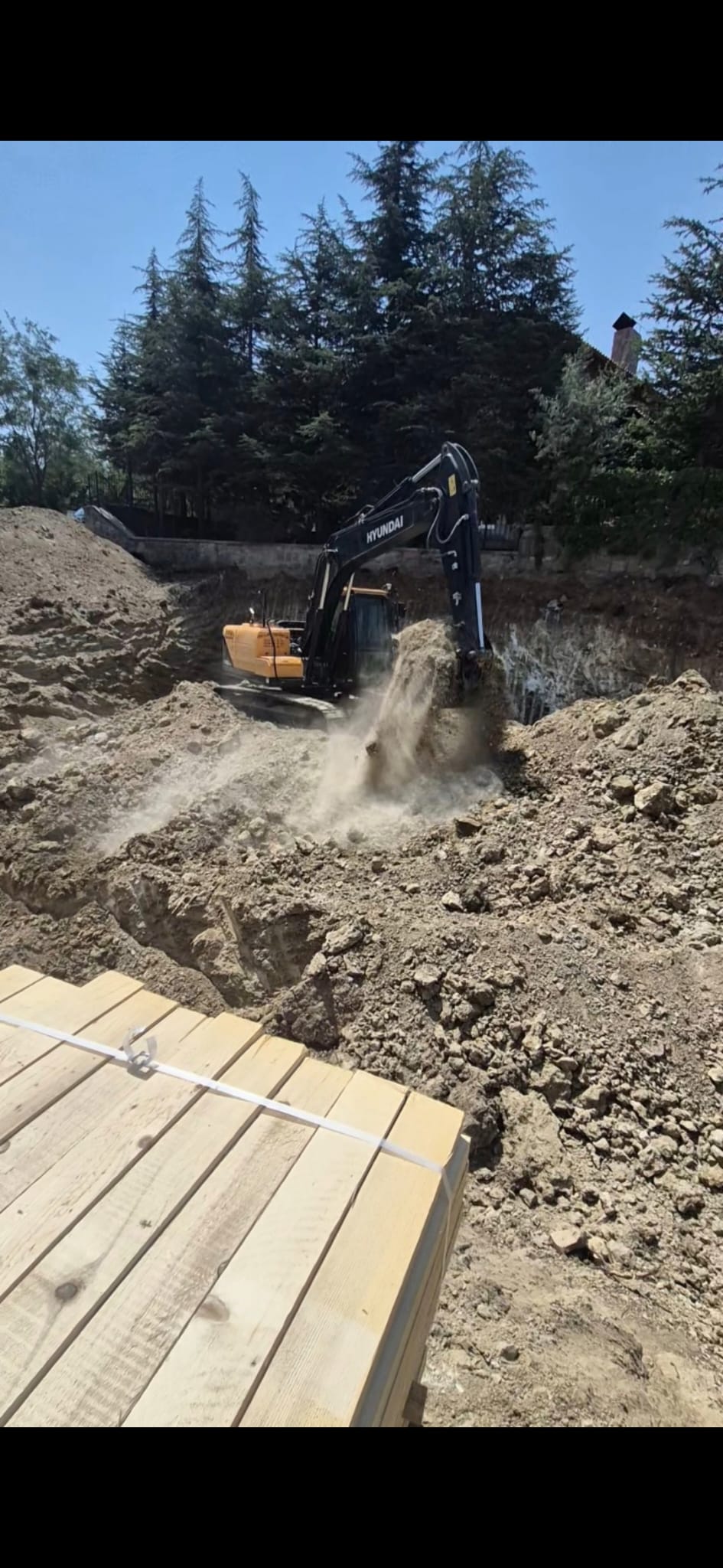 Hyundai paletli ekskavatör ile hafriyat çalışması