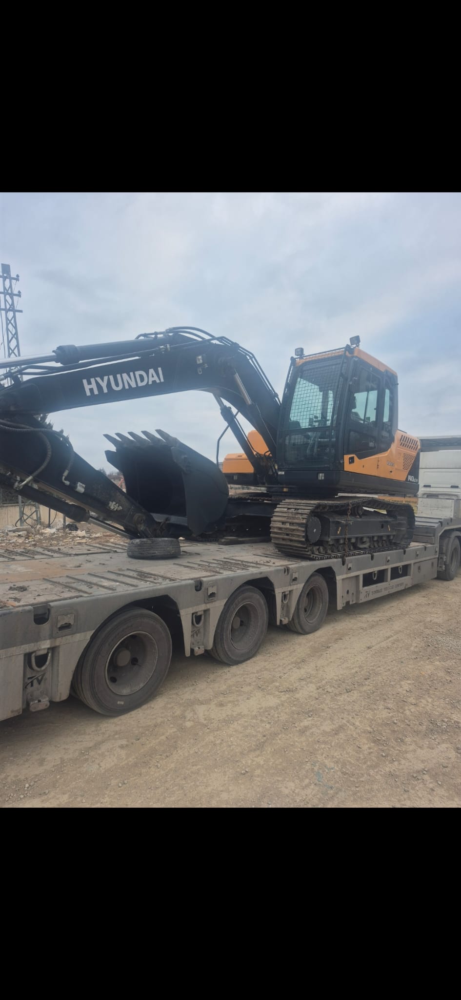 Sahaya sevk edilmek üzere taşınan ekskavatör