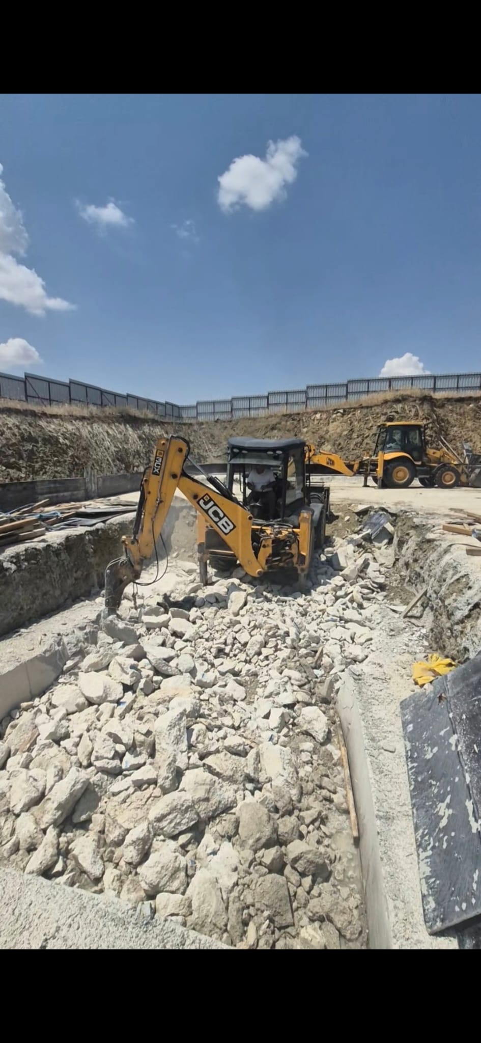 JCB ile beton ve sert zemin kırımı