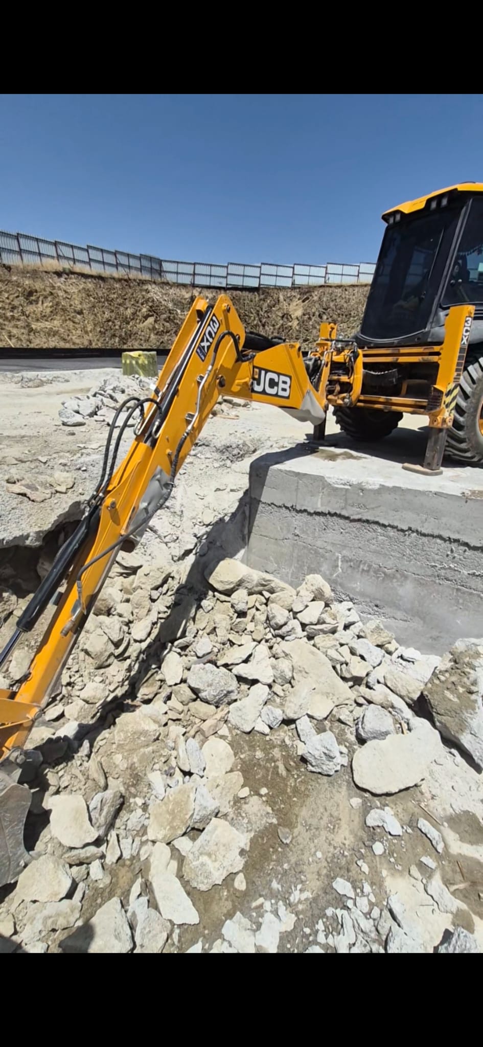 JCB kırıcı ile sert zemin kırma çalışması