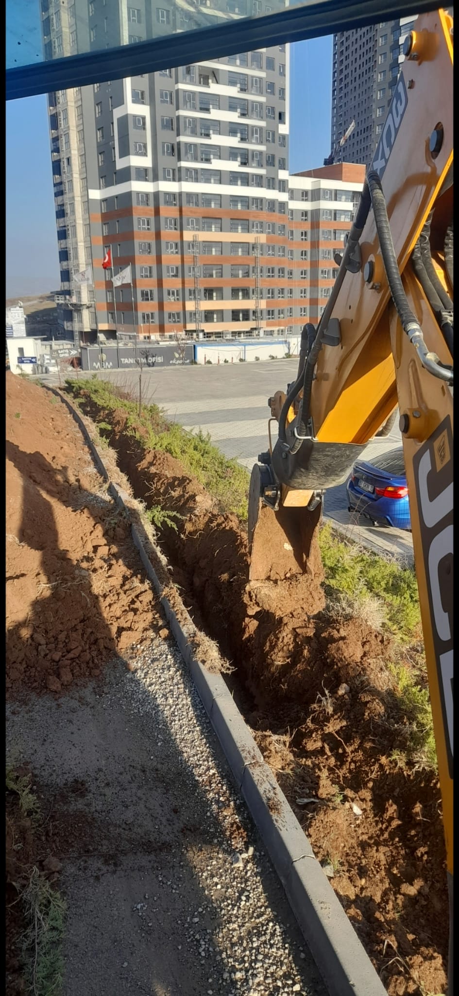 Şehir içinde düzenli kanal açma kazısı