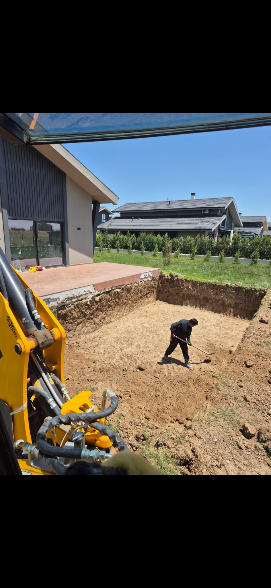 Ankara İncek'te villa temel kazısı yapan JCB kepçe